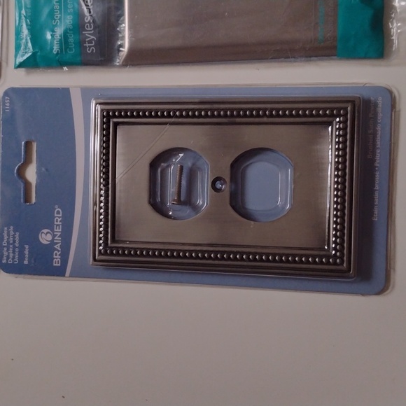 NEW Brainerd Set of 4 Silver Metal Socket Outlets - Picture 3 of 7